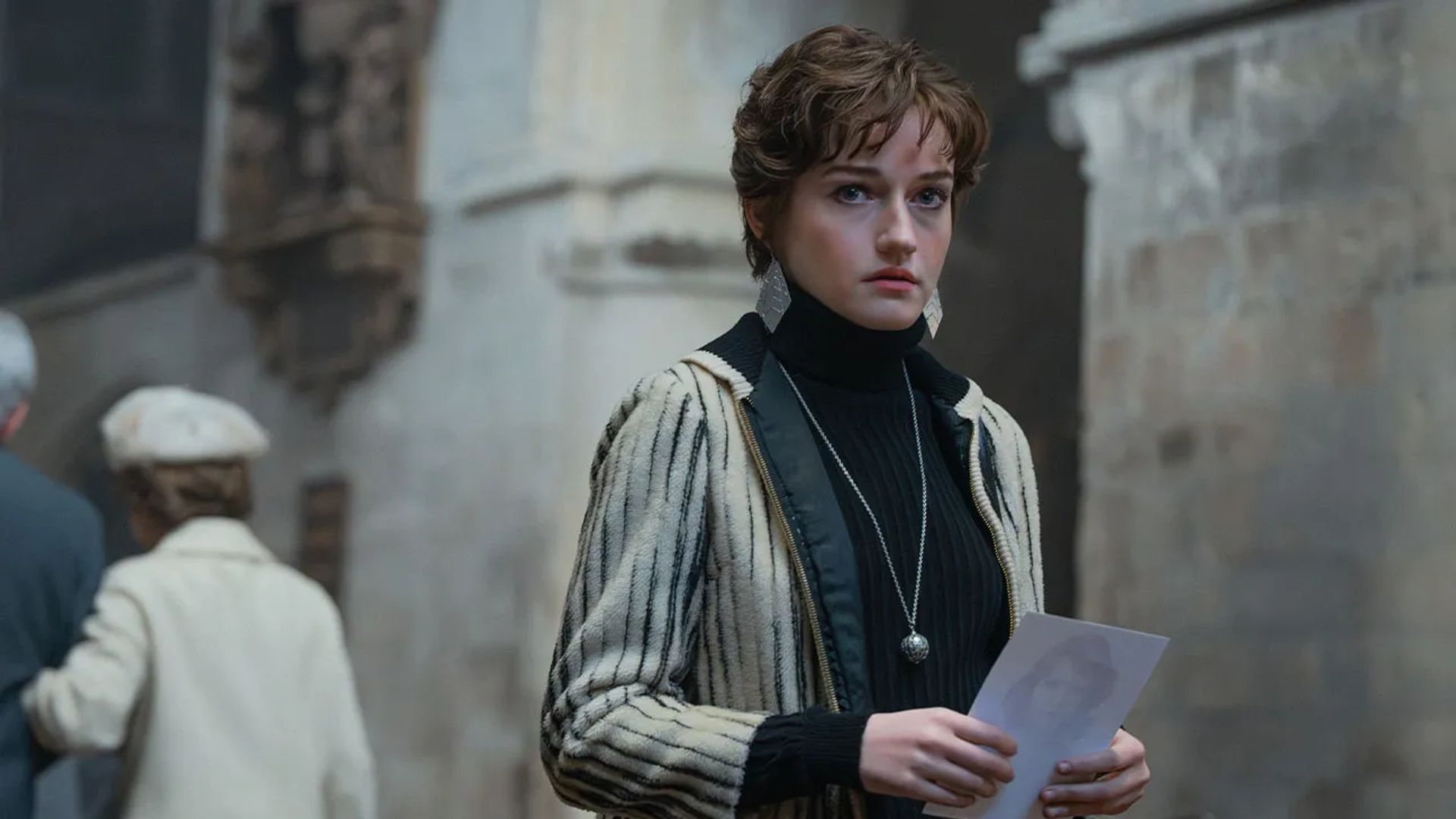 Julia Garner w retro stylizacji, kadr z filmu "Apartment 7A"