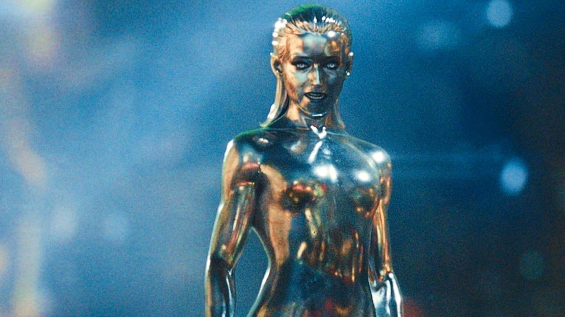 Julia Garner w kostiumie Silver Surfera, kadr z "Fantastic Four: First Steps"