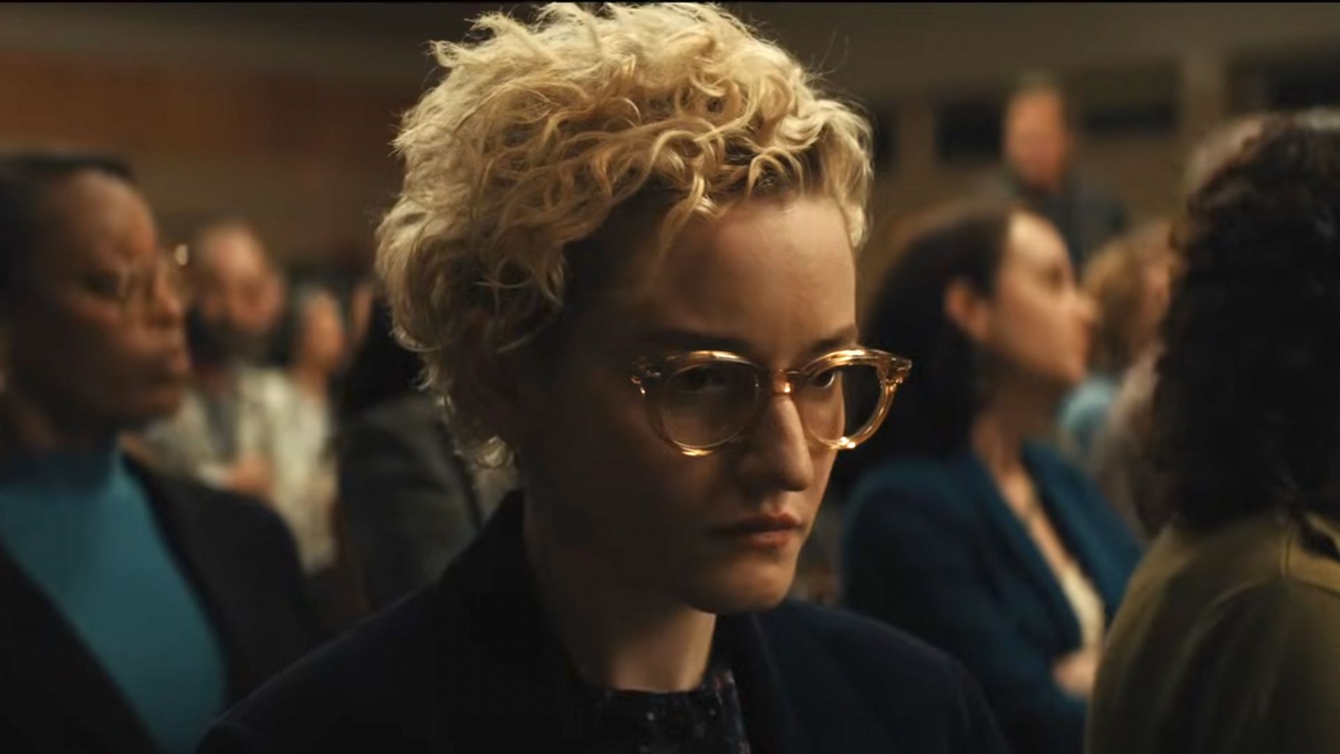 Julia Garner z krótkimi włosami w okularach, kadr z filmu "The Weapons"