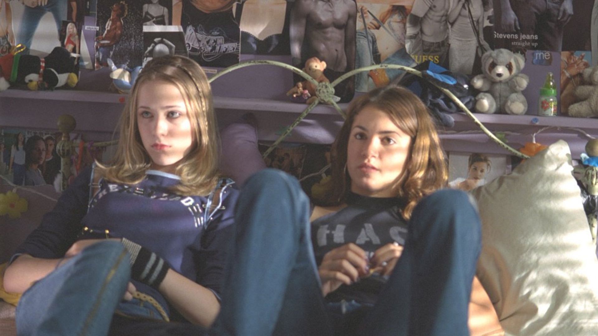 Młode Evan Rachel Wood i Nikki Reed siedzące na łóżku, scena z filmu "Thirteen"