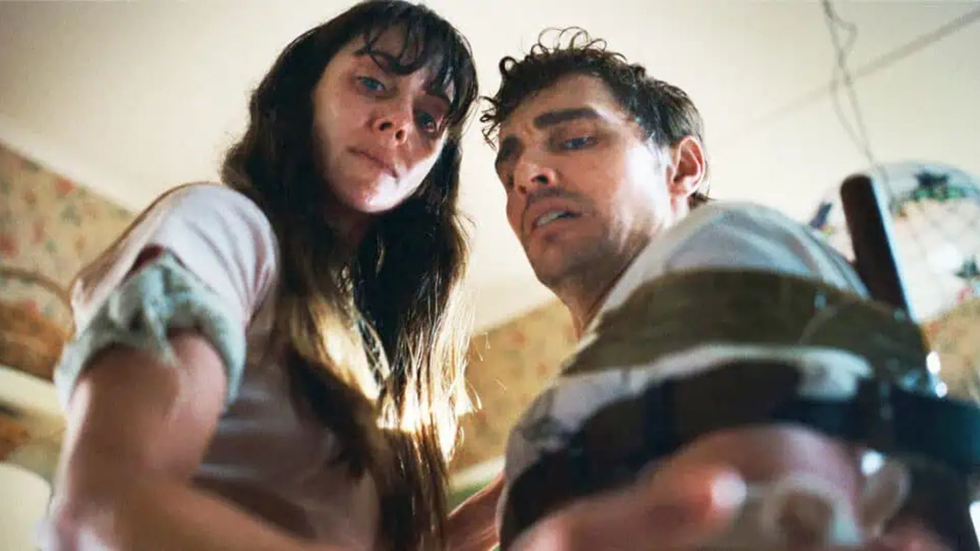 Dave Franco i Alison Brie patrzą w dół na kamerę ze zmęczonymi minami