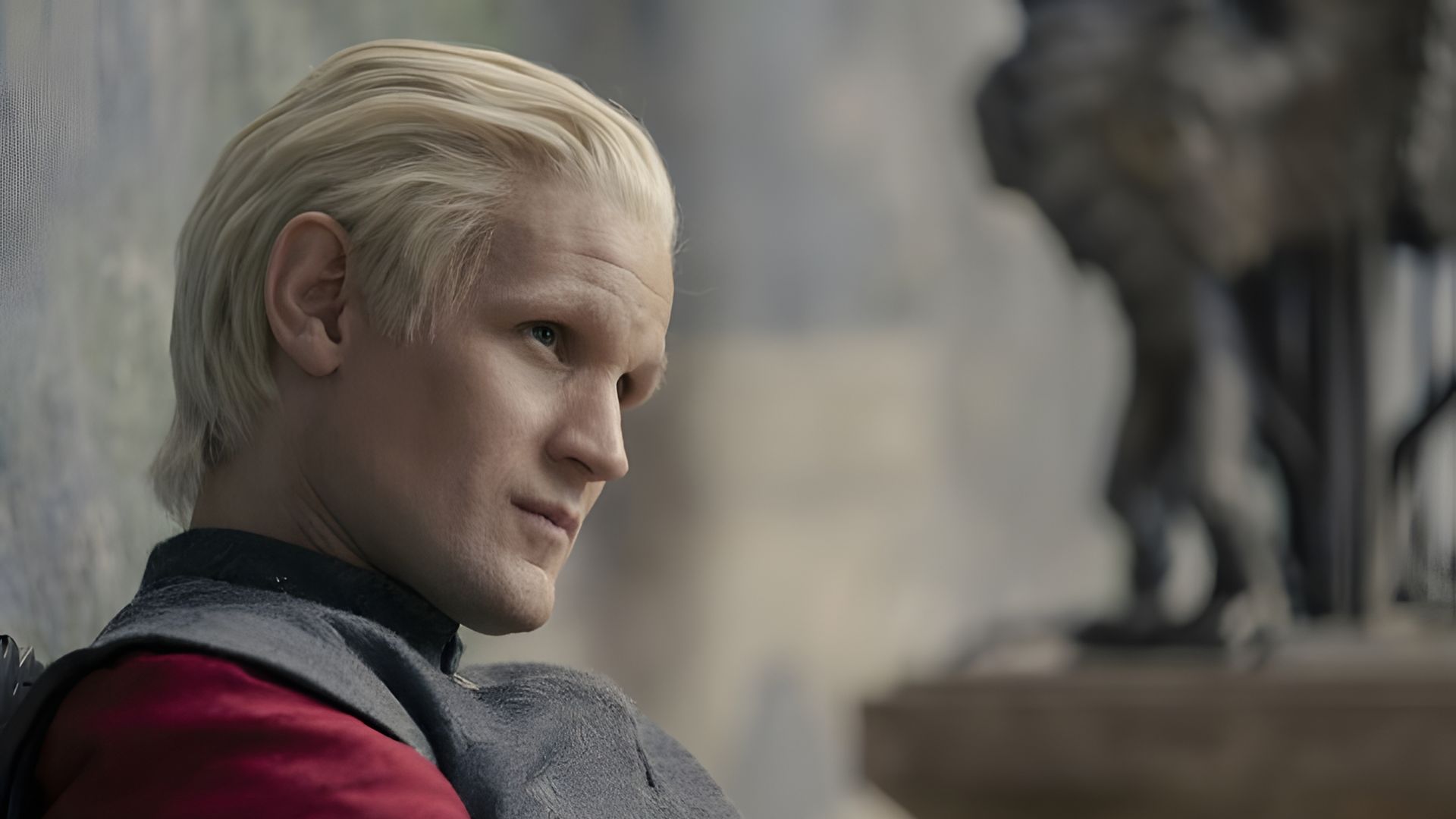 Matt Smith z blond włosami z profilu, kadr z serialu House of the Dragon