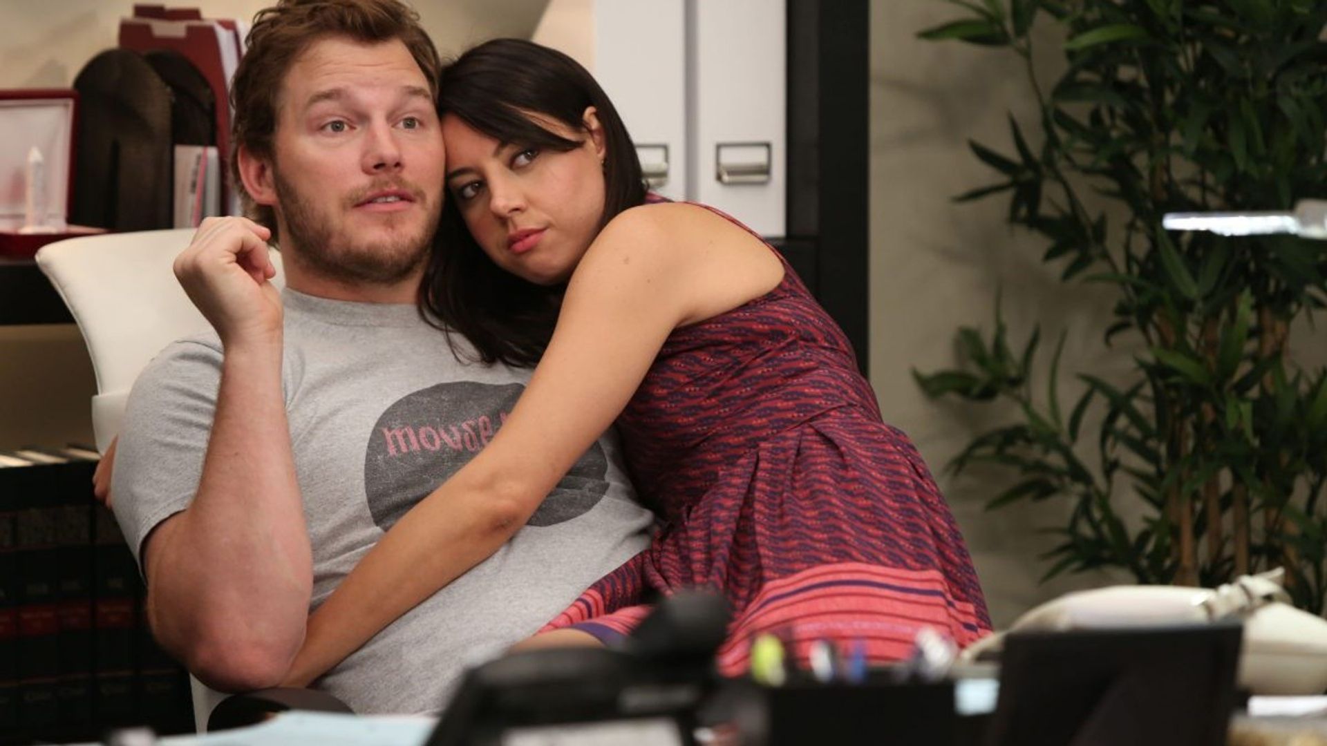 Aubrey Plaza i Chris Pratt się obejmują, scena z serialu "Parks and Recreation"