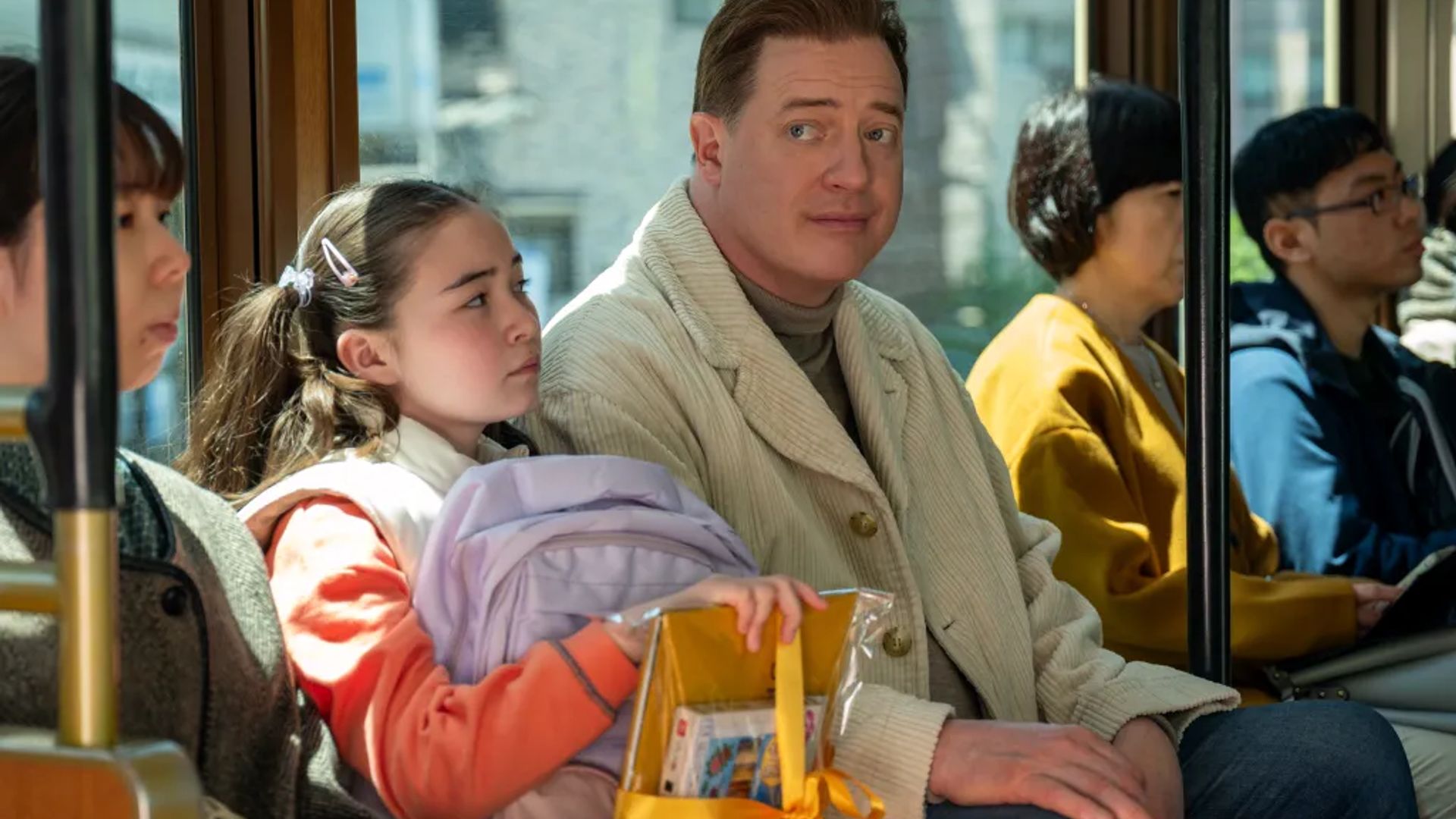 Brendan Fraser jedzie z dziewczynką tokijskim metrem