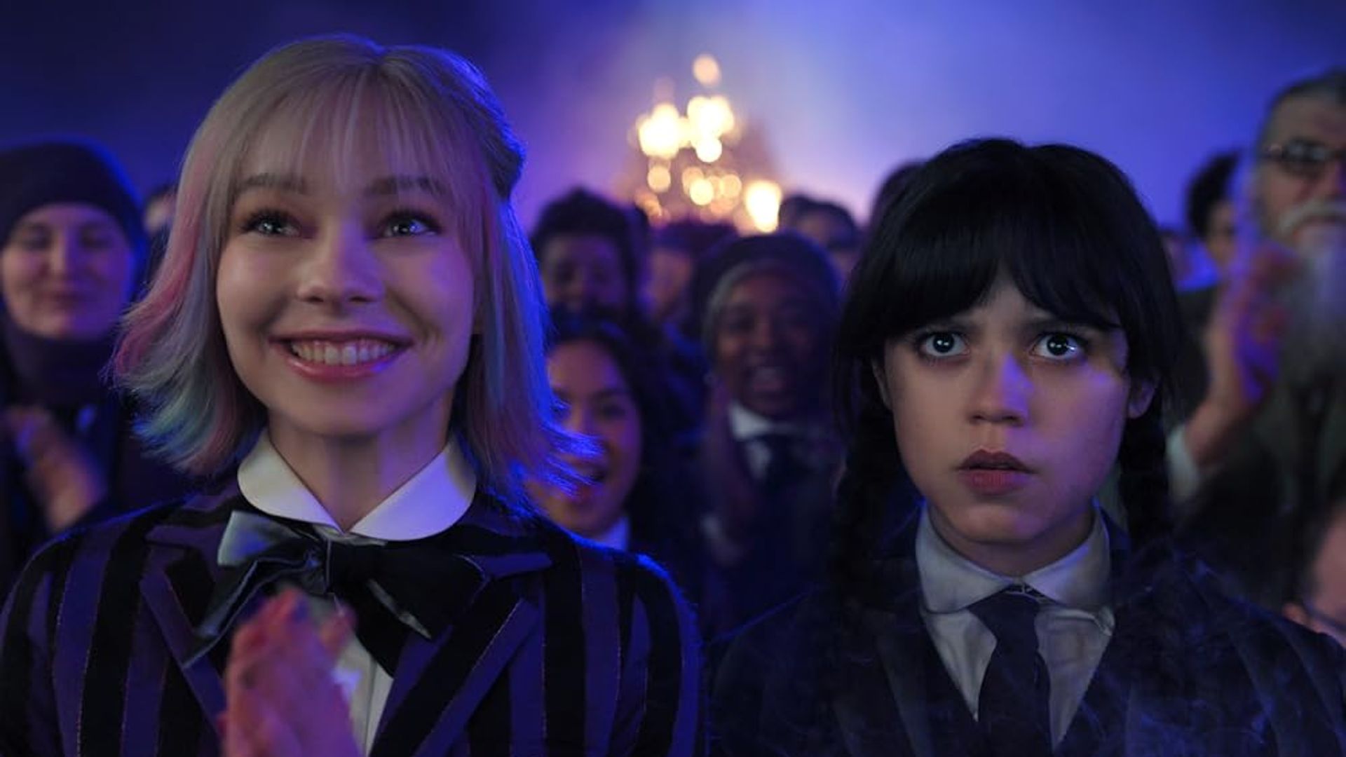 Jenna Ortega jako Wednesday Addams i Emma Myers jako Enid Sinclair, kadr z serialu Wednesday