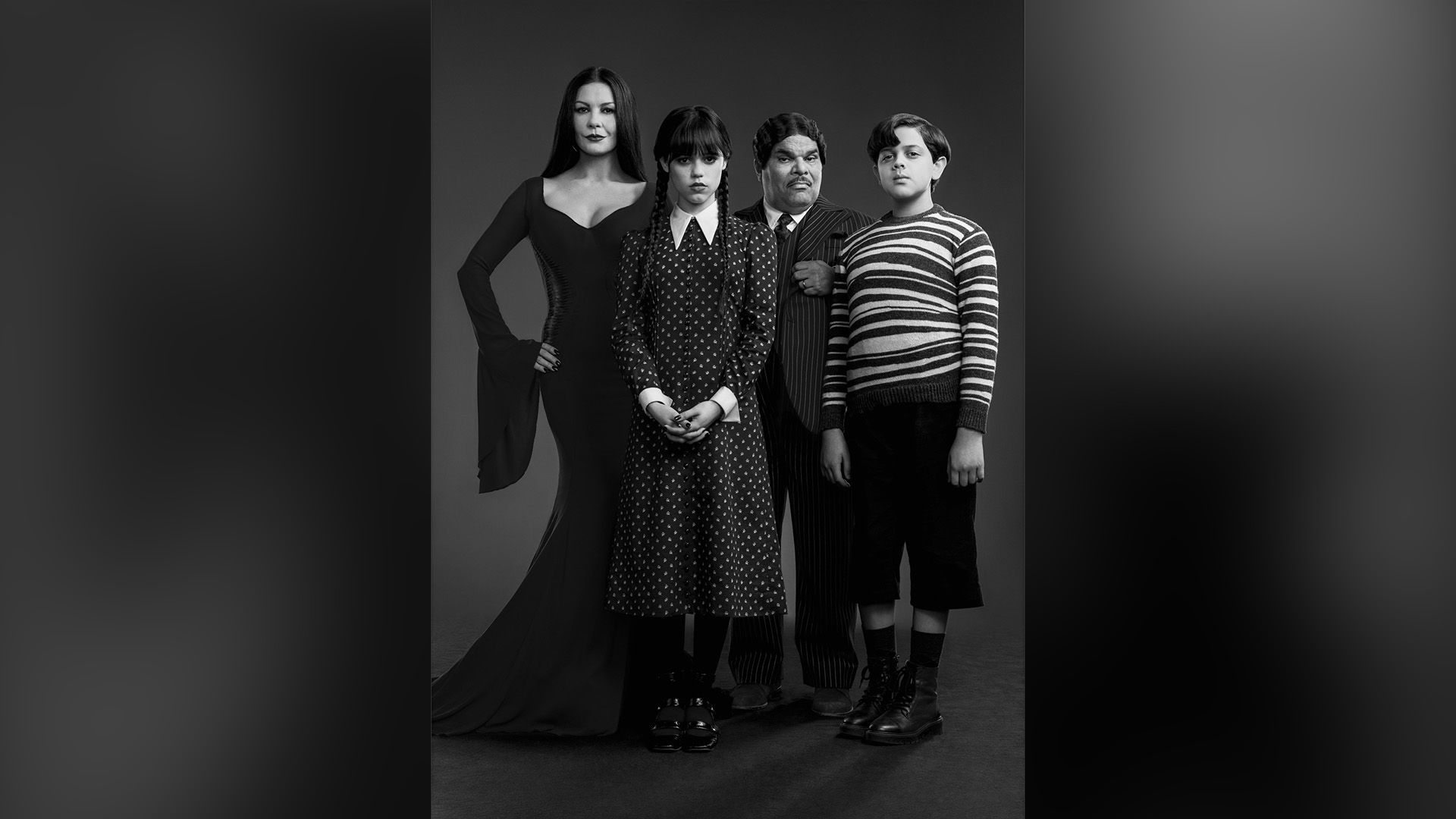 Isaac Ordonez, Catherine Zeta-Jones, Luis Guzmán i Jenna Ortega w serialu "Wednesday"