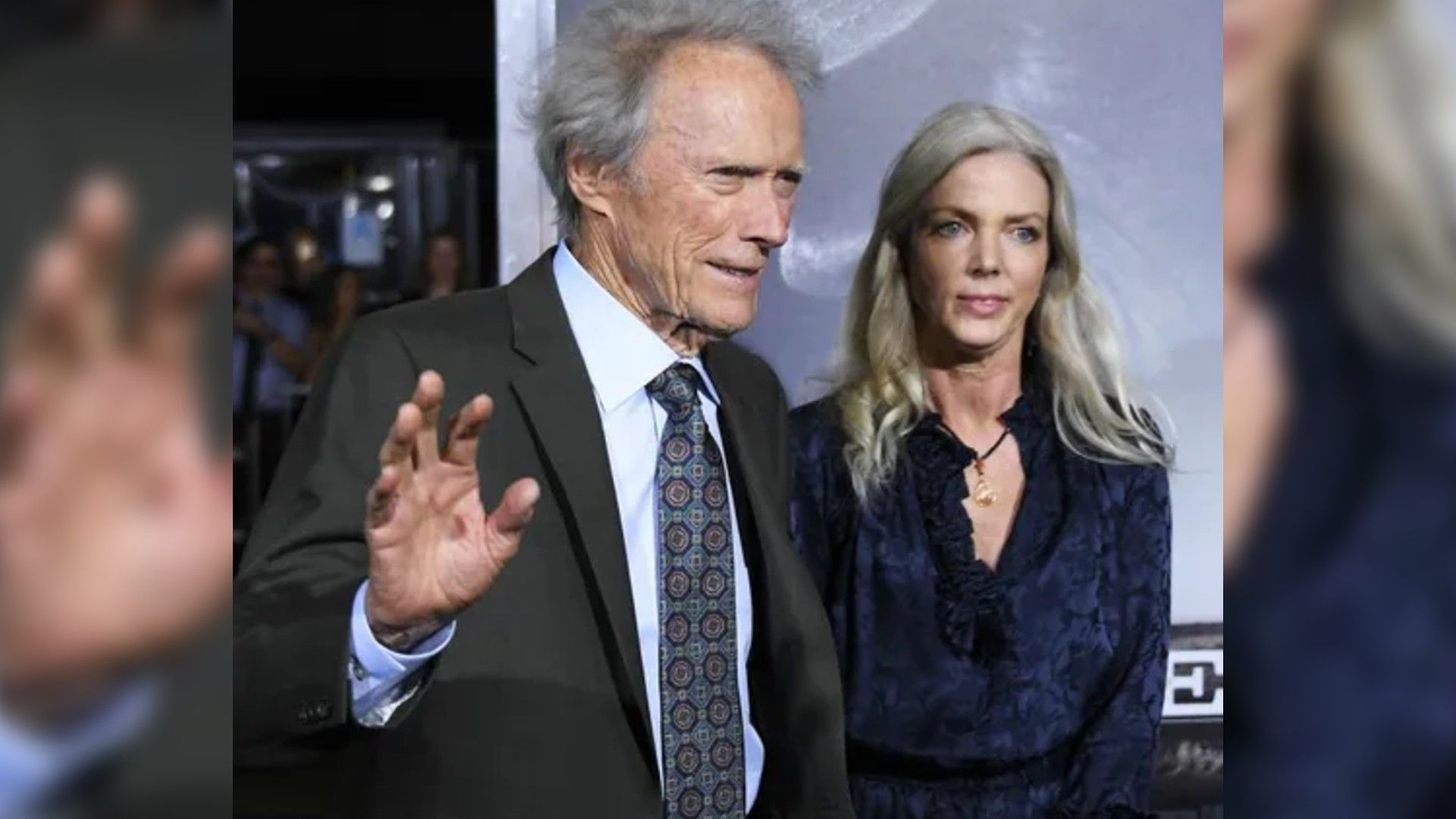 Clint Eastwood i Christina Sandera pozują na czerwonym dywanie