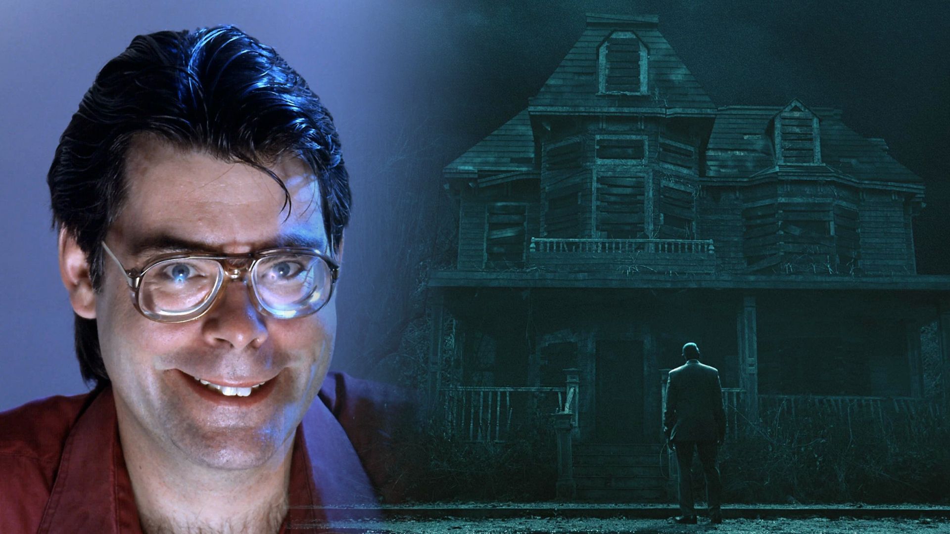 Pisarz Stephen King w okularach i czerwonej koszuli się uśmiecha, po prawej mężczyzna stoi przy starym domu