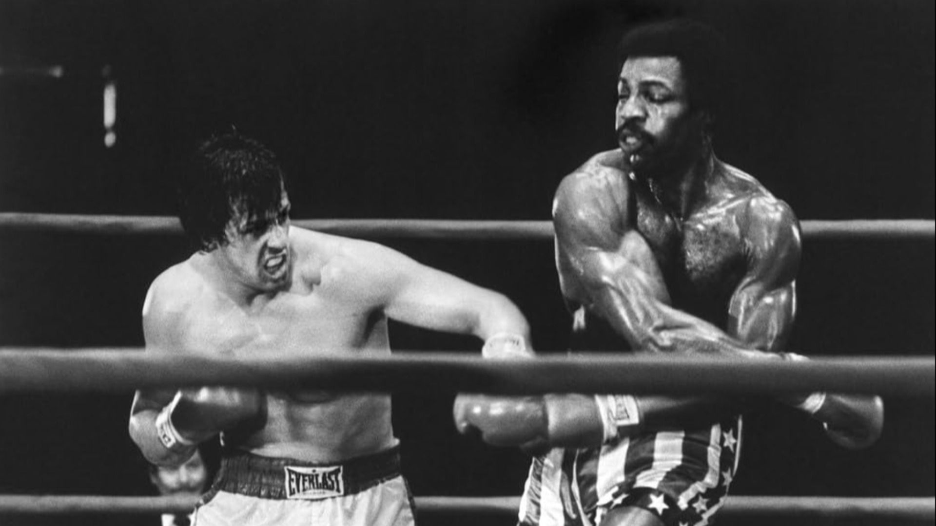 Aktor Carl Weathers walczy na ringu bokserskim z aktorem Sylvestrem Stallone