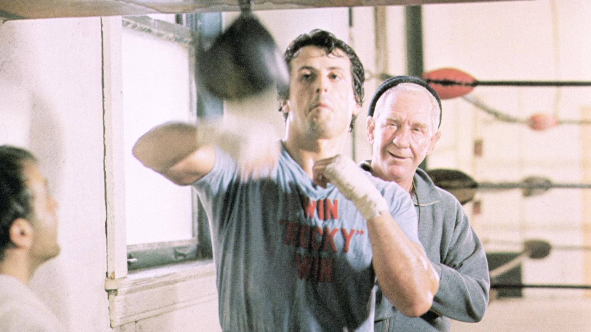Aktor Sylvester Stallone uderza w małą gruszę bokserską na siłowni