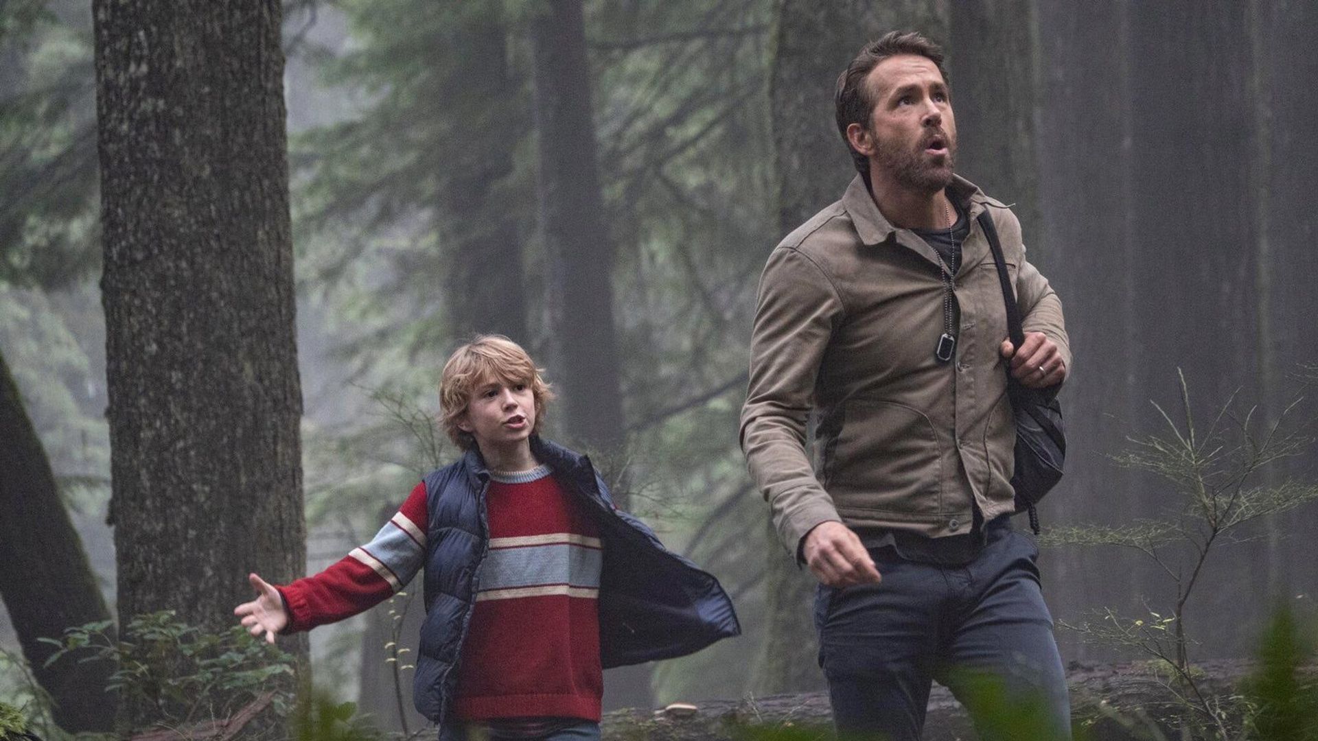 Ryan Reynolds i Walker Scobell idący przez las i rozmawiający
