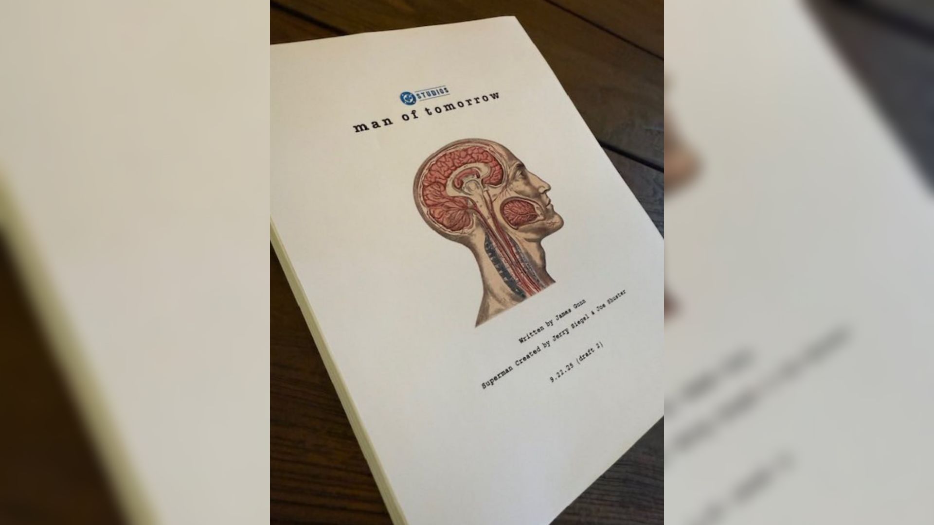 Stos kartek z anatomicznym przekrojem głowy narysowanym na stronie tytułowej