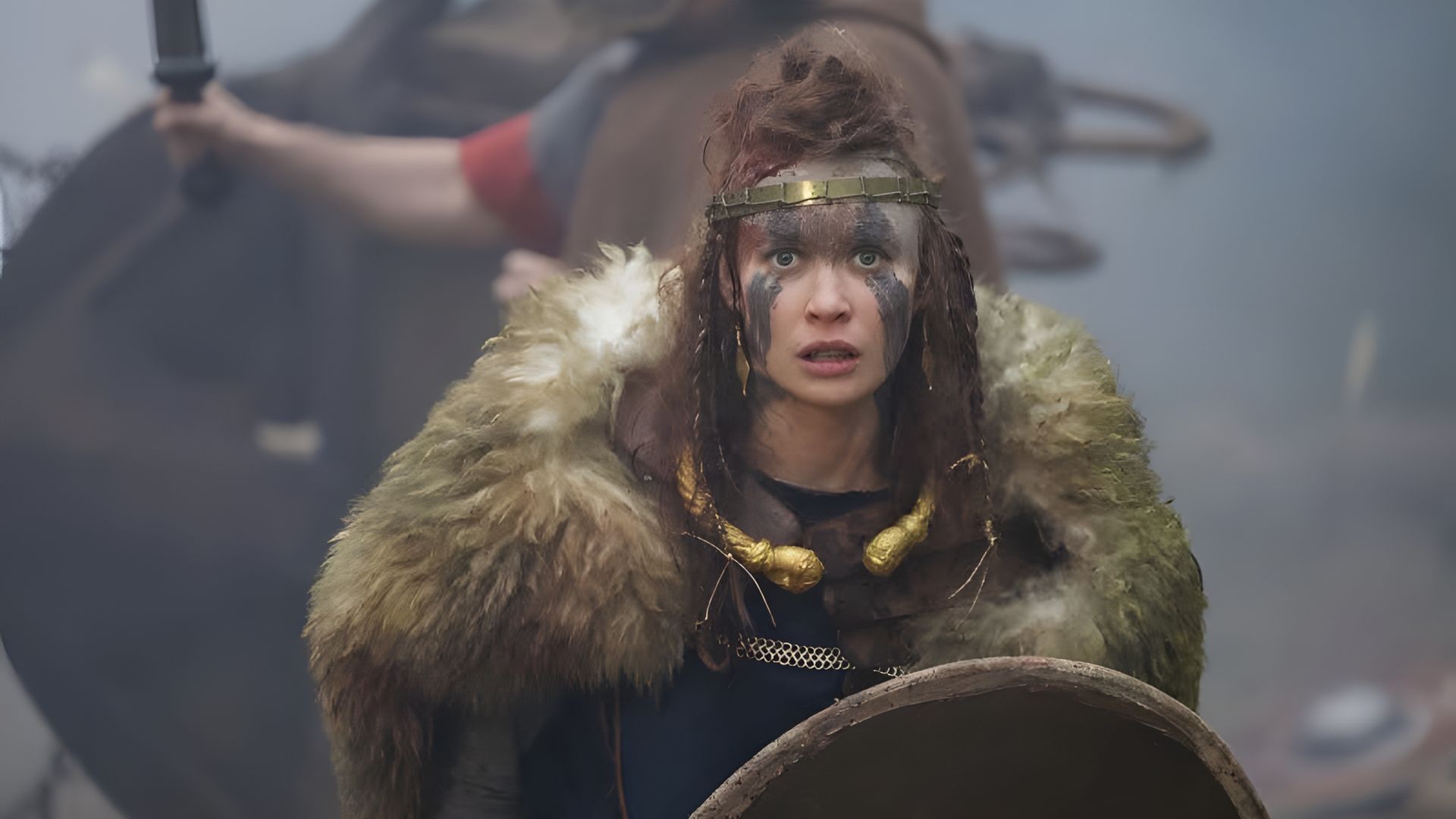 Olga Kurylenko w makijażu i kostiumie celtyckiej królowej