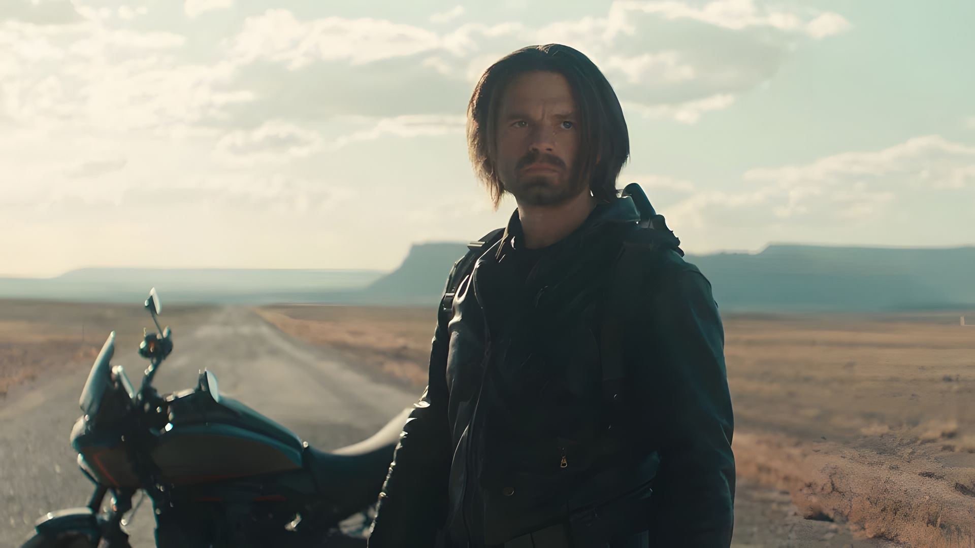 Sebastian Stan jako Zimowy Żołnierz na tle motocykla i drogi