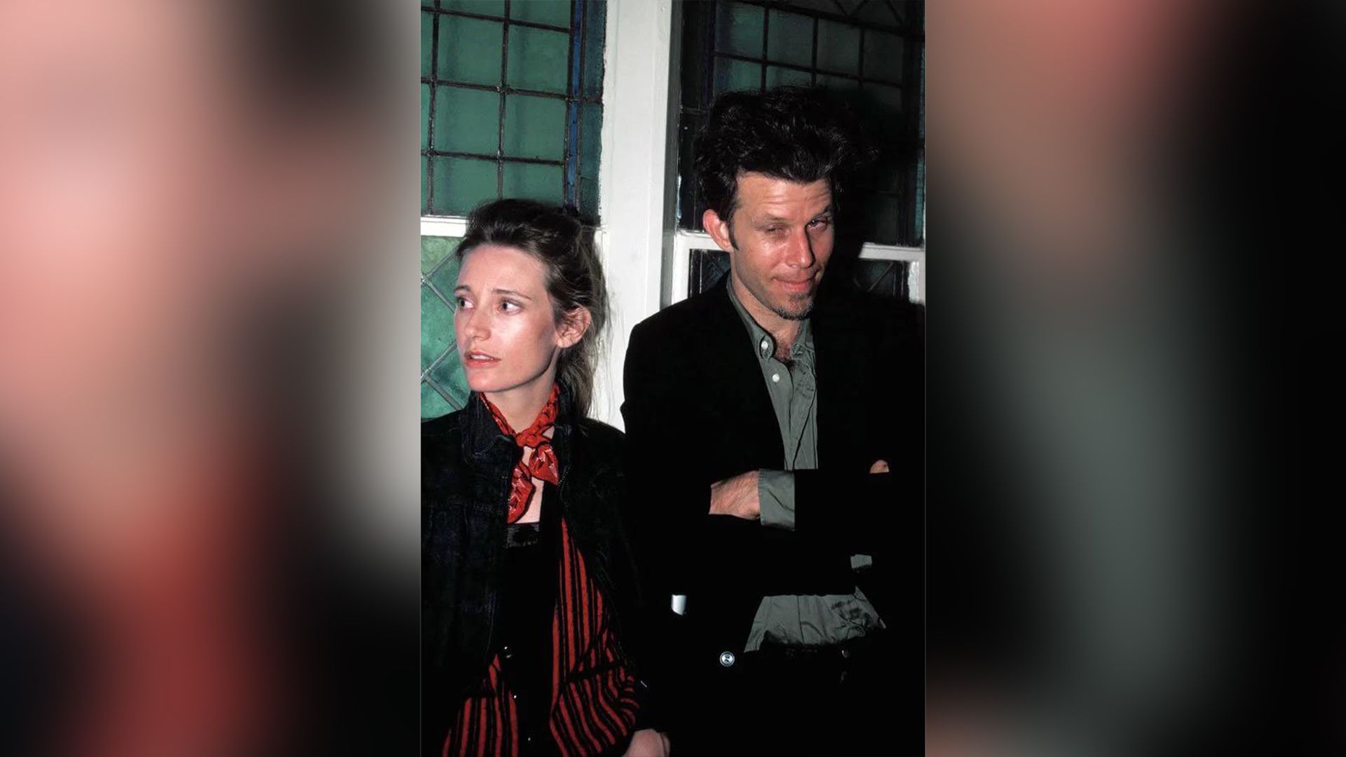 Tom Waits i Kathleen Brennan w młodości stojący przy oknie