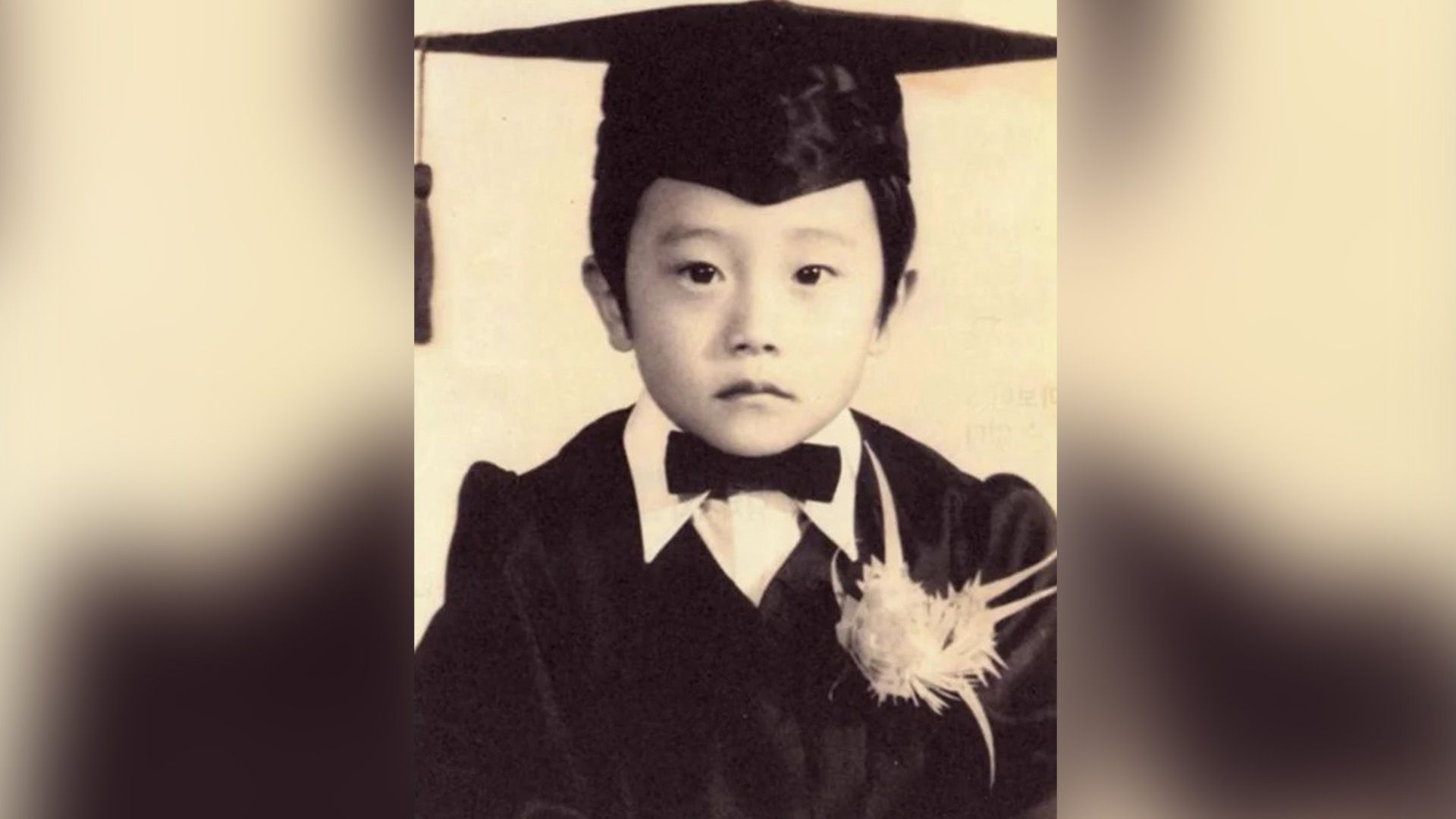 Lee Byung-hun jako dziecko w muszce i czapce absolwenta