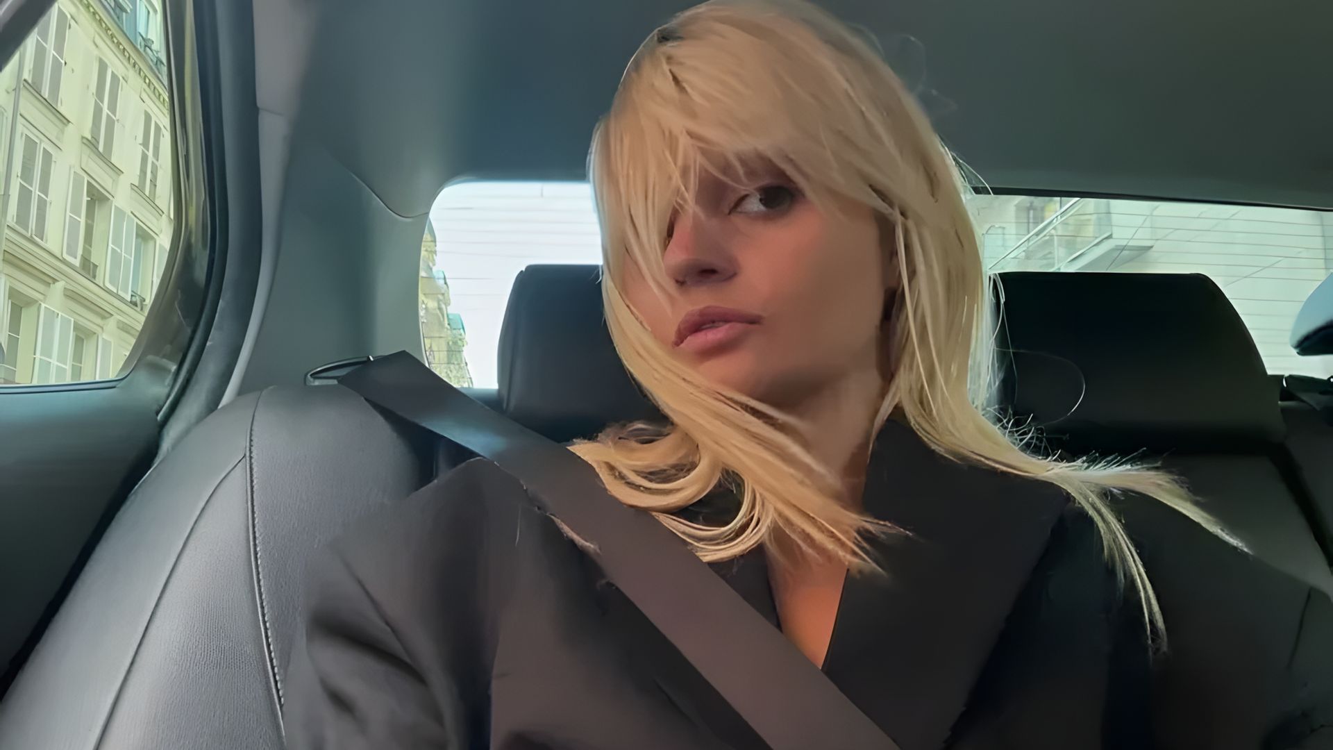 Blondynka z fryzurą bob na fotelu pasażera samochodu