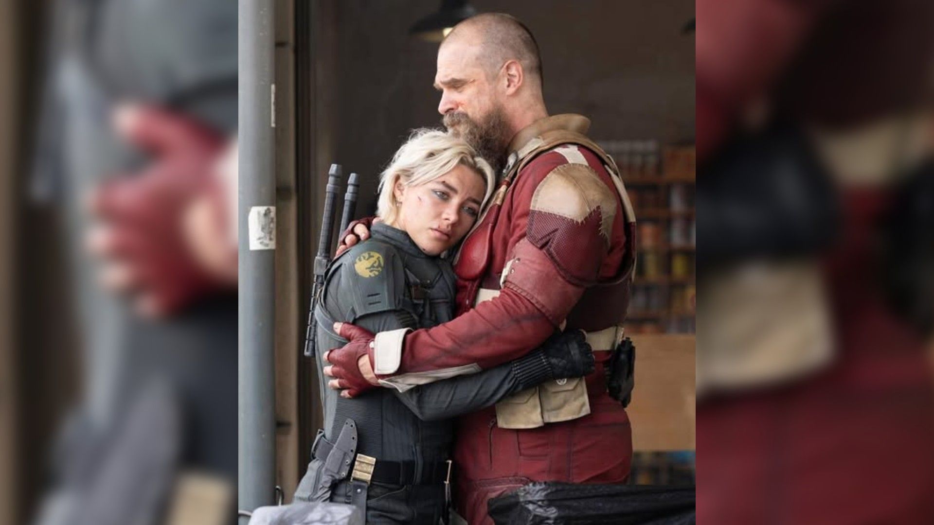 David Harbour i Florence Pugh w kostiumach superbohaterów obejmujący się, widok z profilu