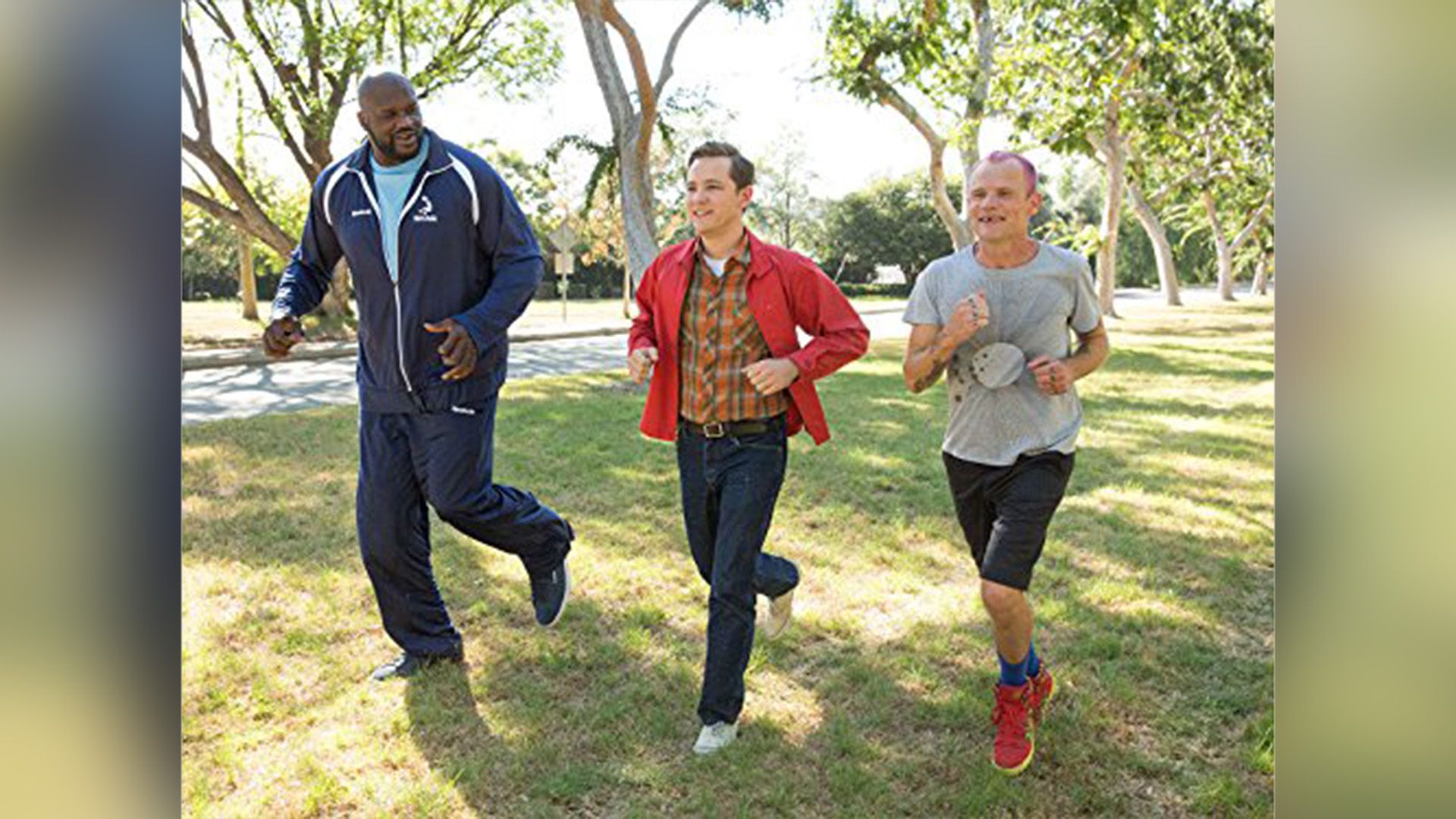 Shaquille O'Neal, Lewis Pullman i Flea biegnący przez zielony trawnik