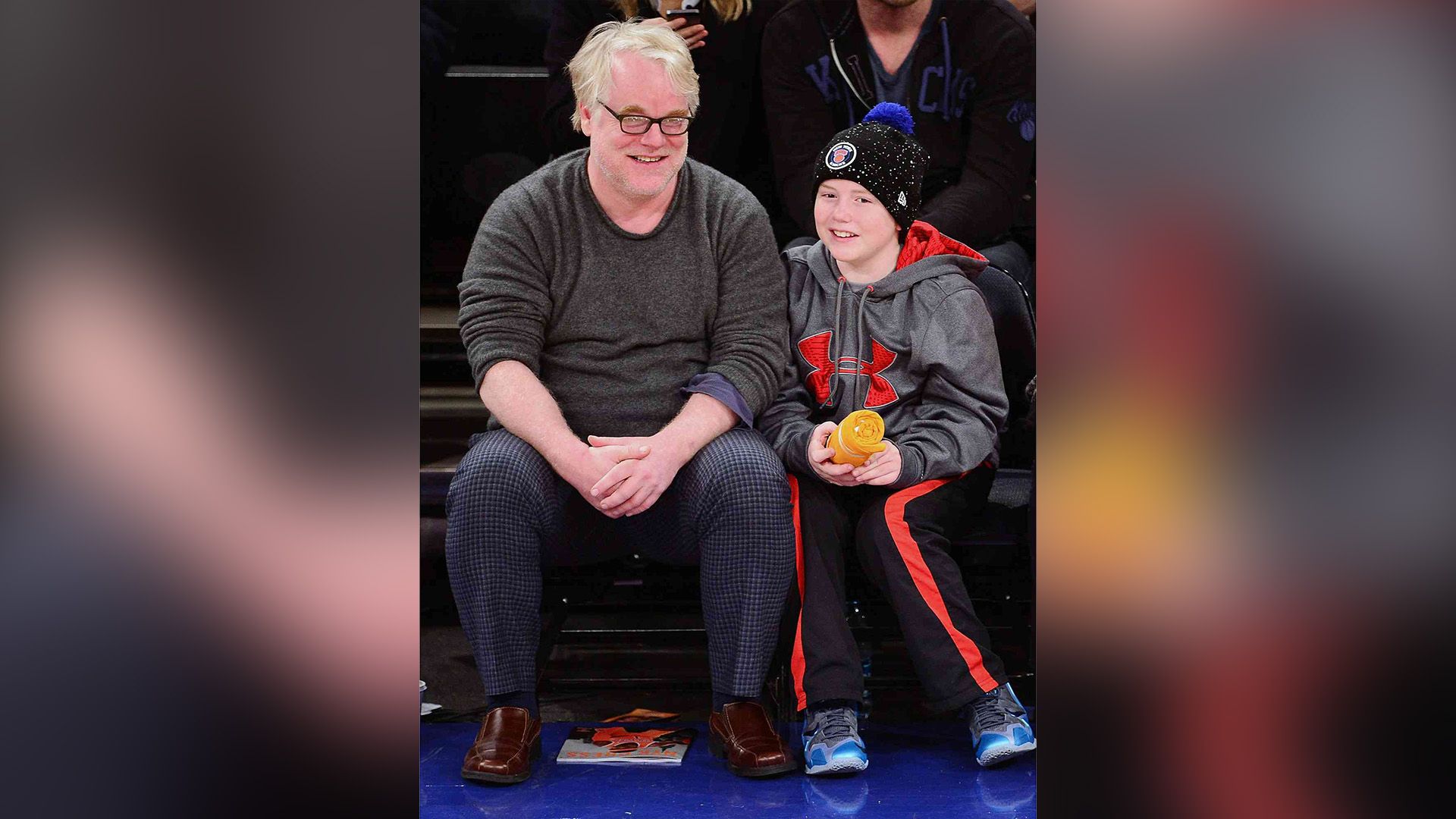 Aktor Philip Seymour Hoffman i jego mały syn Cooper Hoffman na trybunach stadionu sportowego