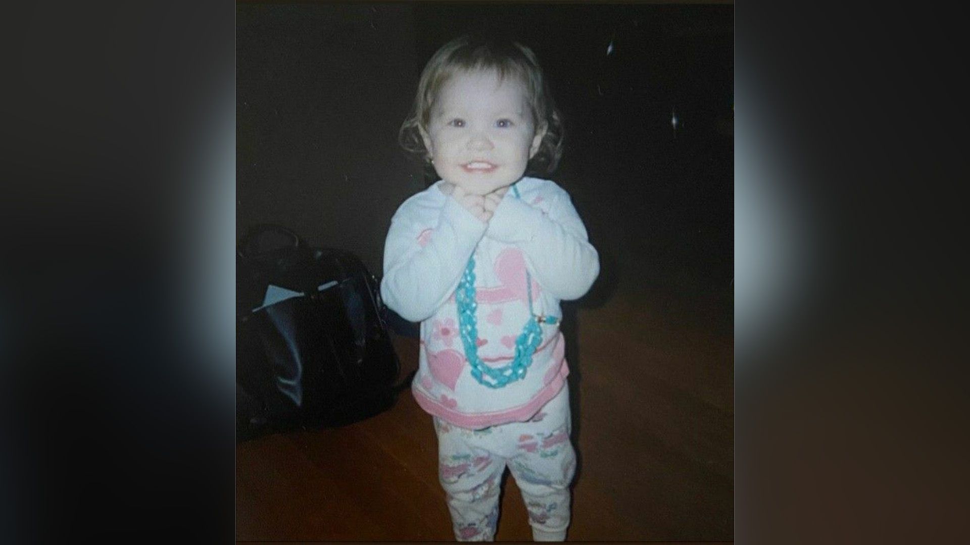 Ella Anderson jako dziecko w biało-różowej piżamie