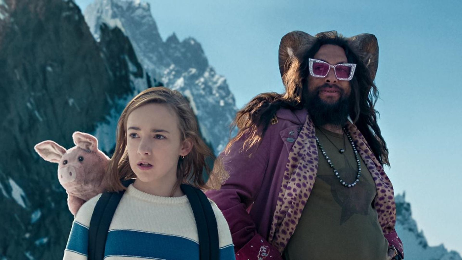 Marlowe Barkley i Jason Momoa na tle zimowych gór