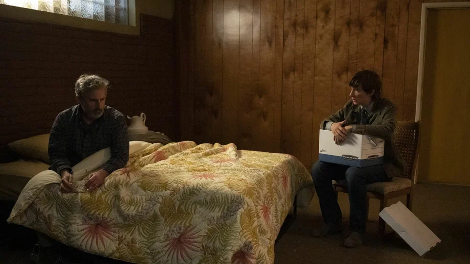 Steve Carell leżący na łóżku z Domhnallem Gleesonem siedzącym na krześle naprzeciwko niego