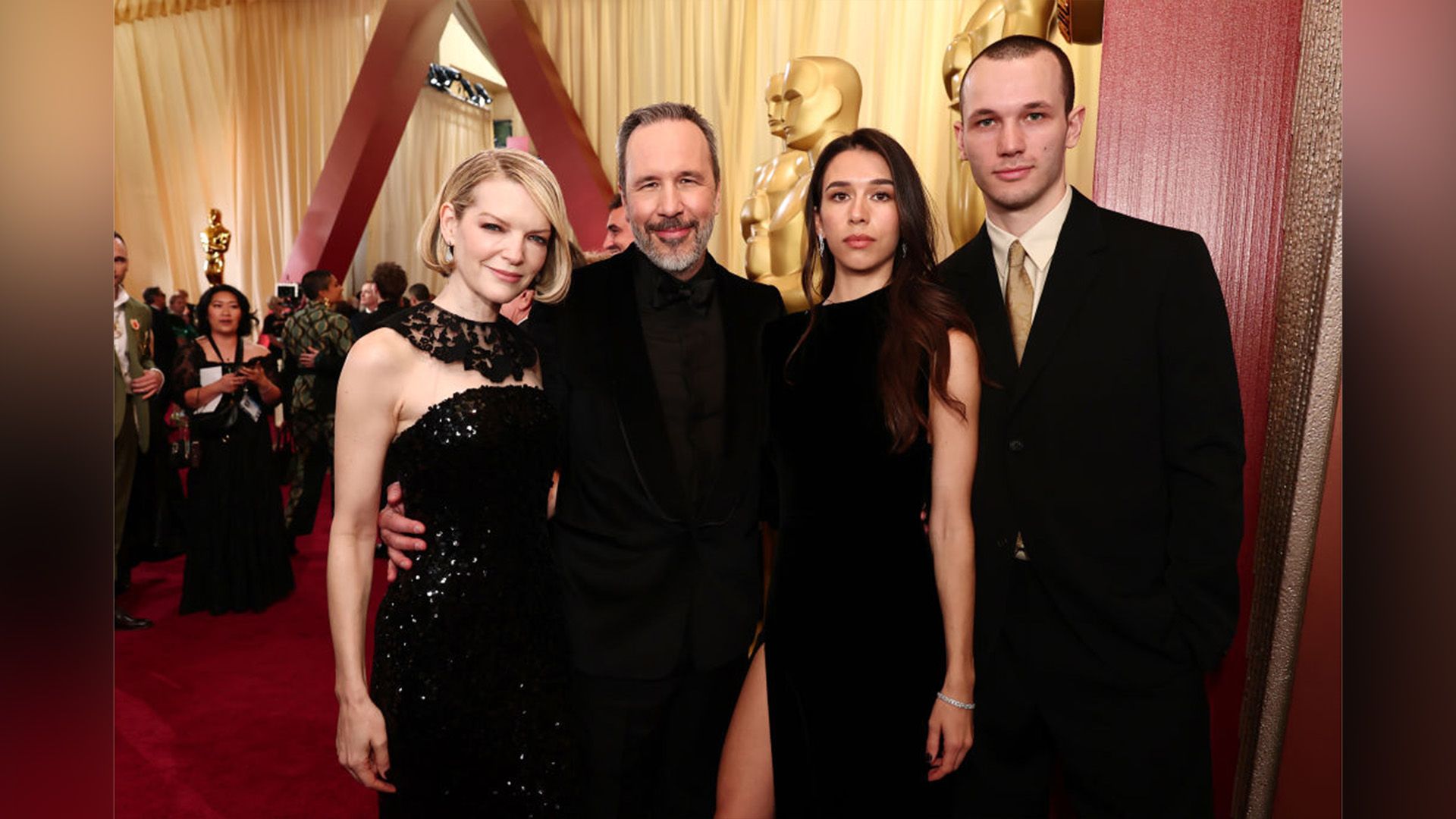 Tanya Lapointe, Denis Villeneuve i jego dzieci Salome oraz Sasha, wszyscy ubrani na czarno, pozują na czerwonym dywanie Oscarów