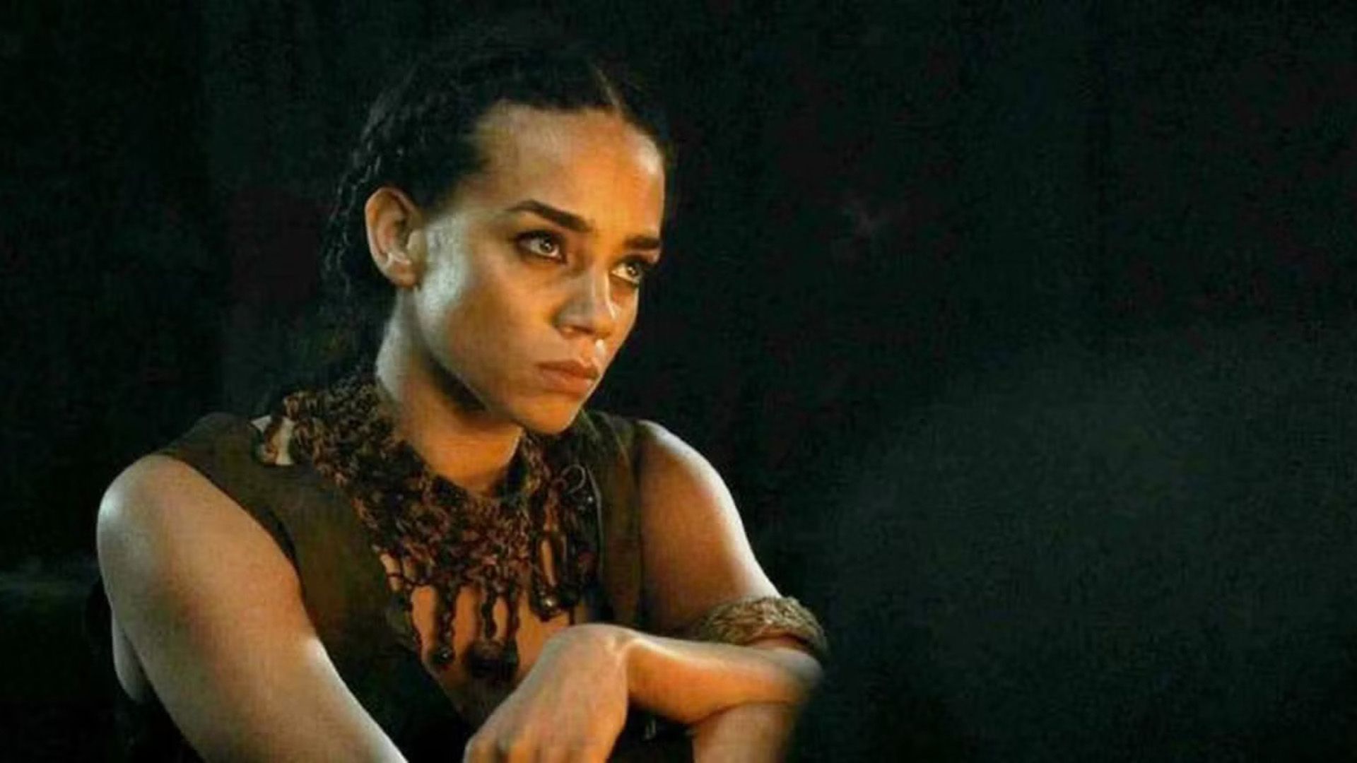 Hannah John-Kamen z bliska w półmroku