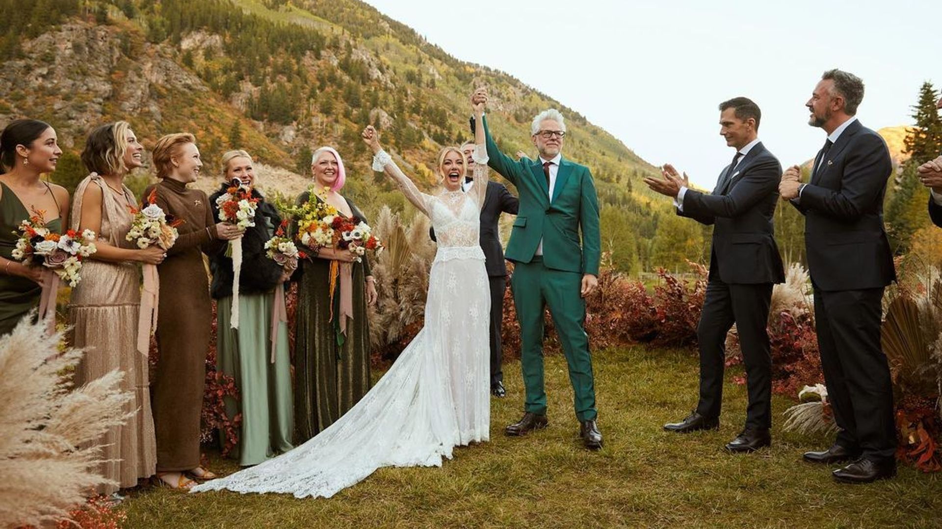 Jennifer Holland i James Gunn w strojach ślubnych na tle malowniczych gór